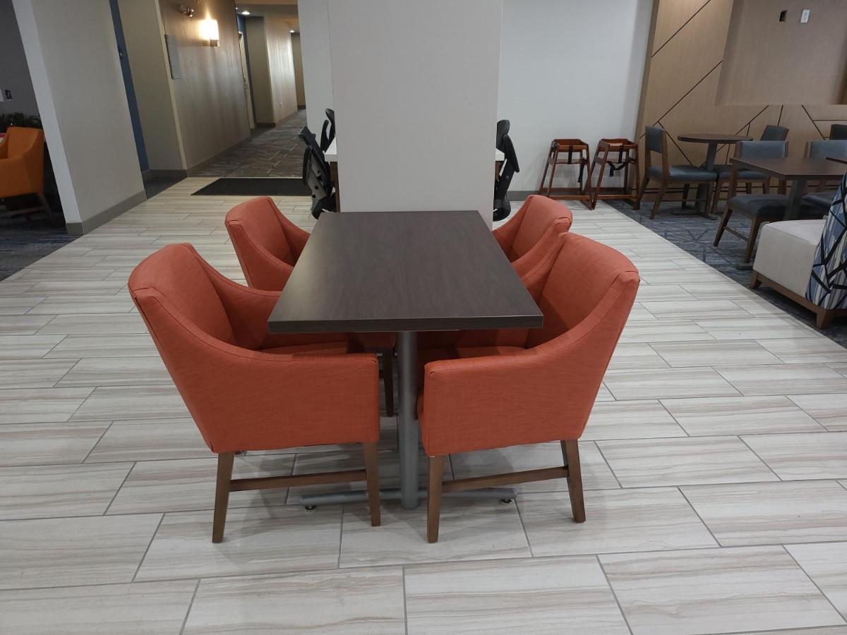 Holiday Inn Express Hotel & Suites Tipp City By Ihg Eksteriør billede